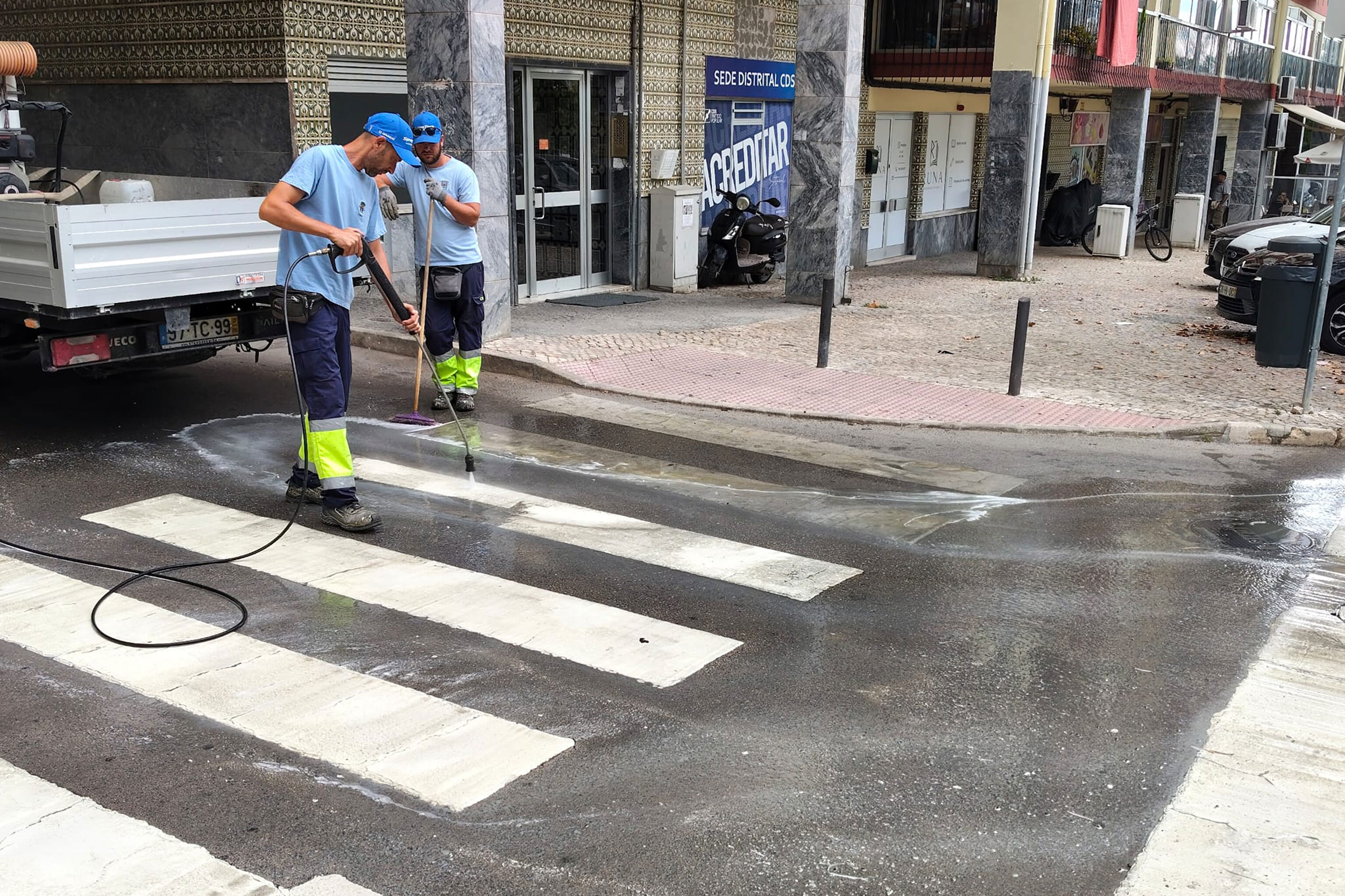 Pintura e lavagem de passadeiras | Centro Escolar Barbosa du Bocage