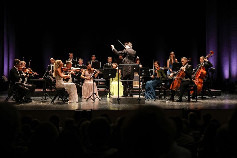 Valsas, polcas e operetas interpretadas pela Schönbrunn Palace Orchestra Vienna, no Fórum Municipal Luísa Todi