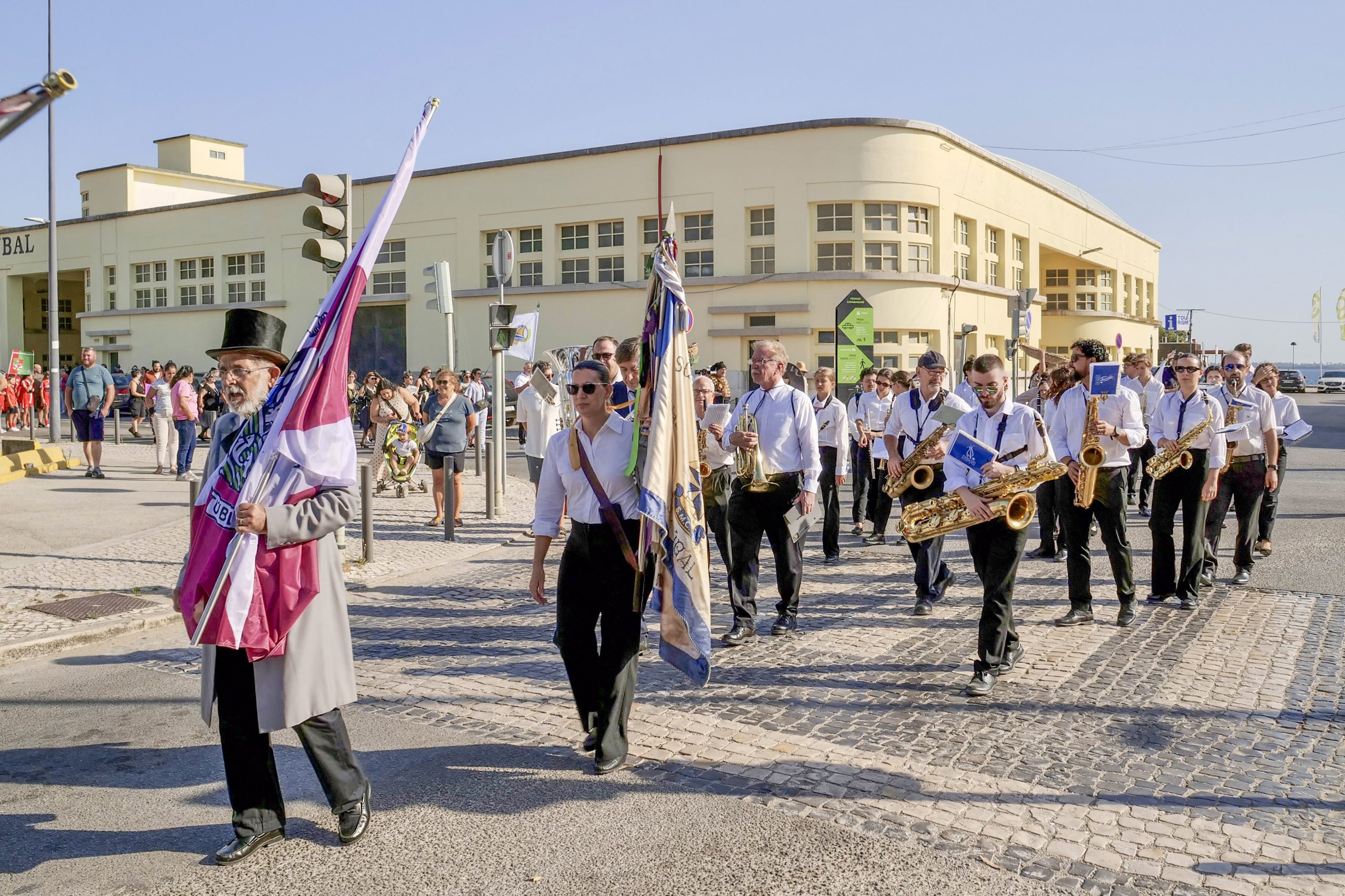 O Desfile do Centenário teve início no Cais 3 do porto da cidade com representantes de vários municípios