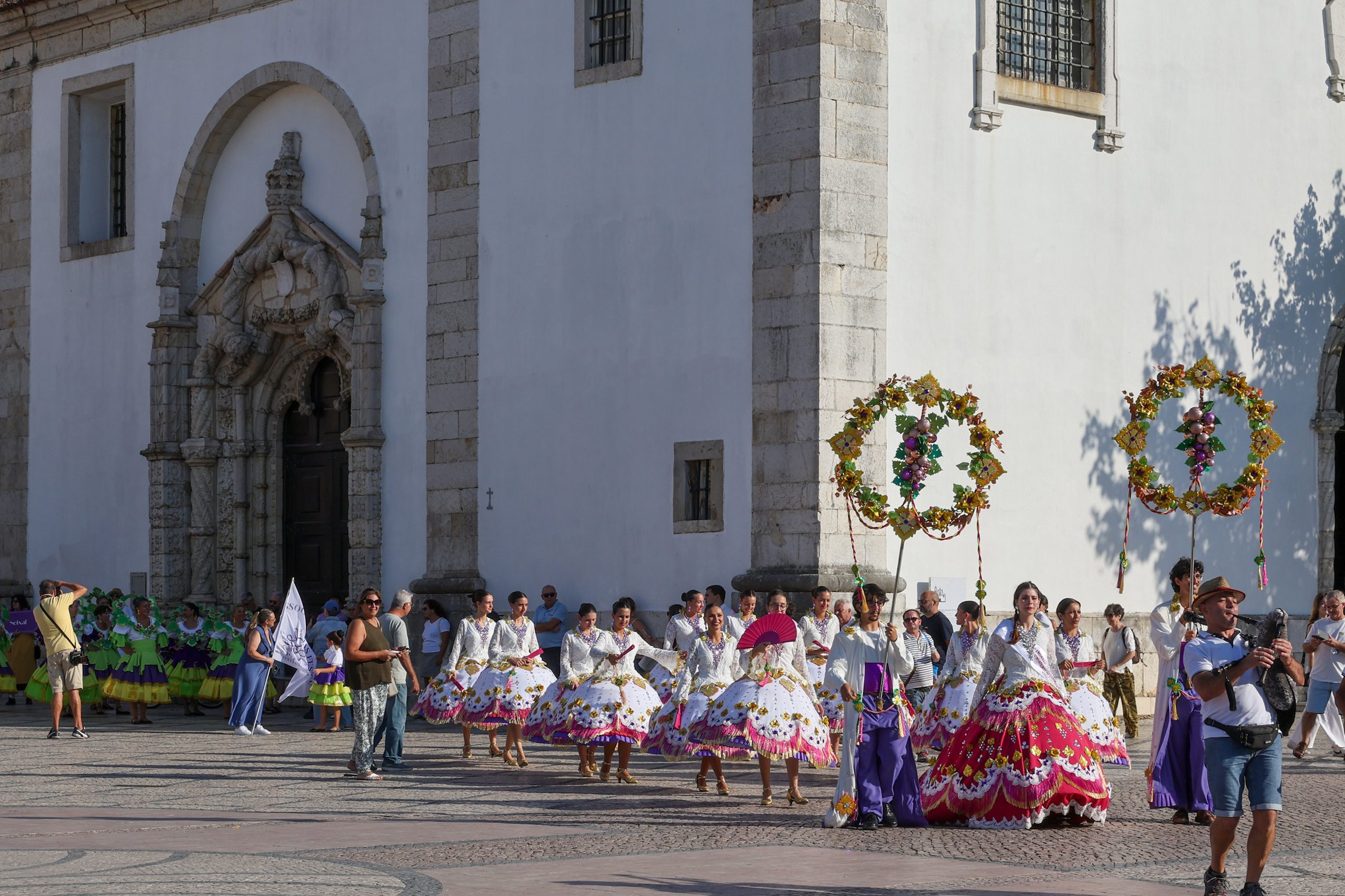 Mais de meio milhar de pessoas participaram no desfile que cruzou várias ruas do centro histórico