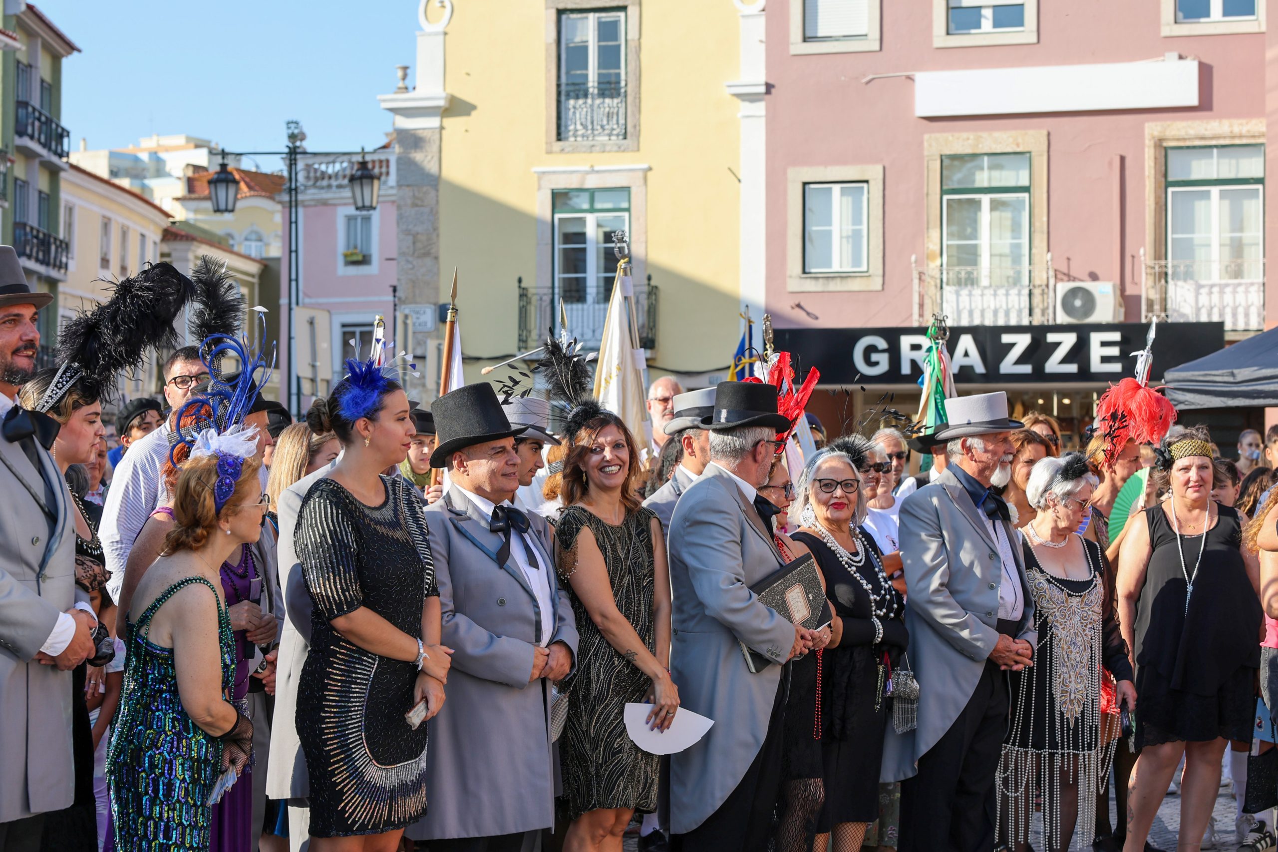 Vários participantes do desfile vestiram-se a rigor para a viagem histórica até 1926
