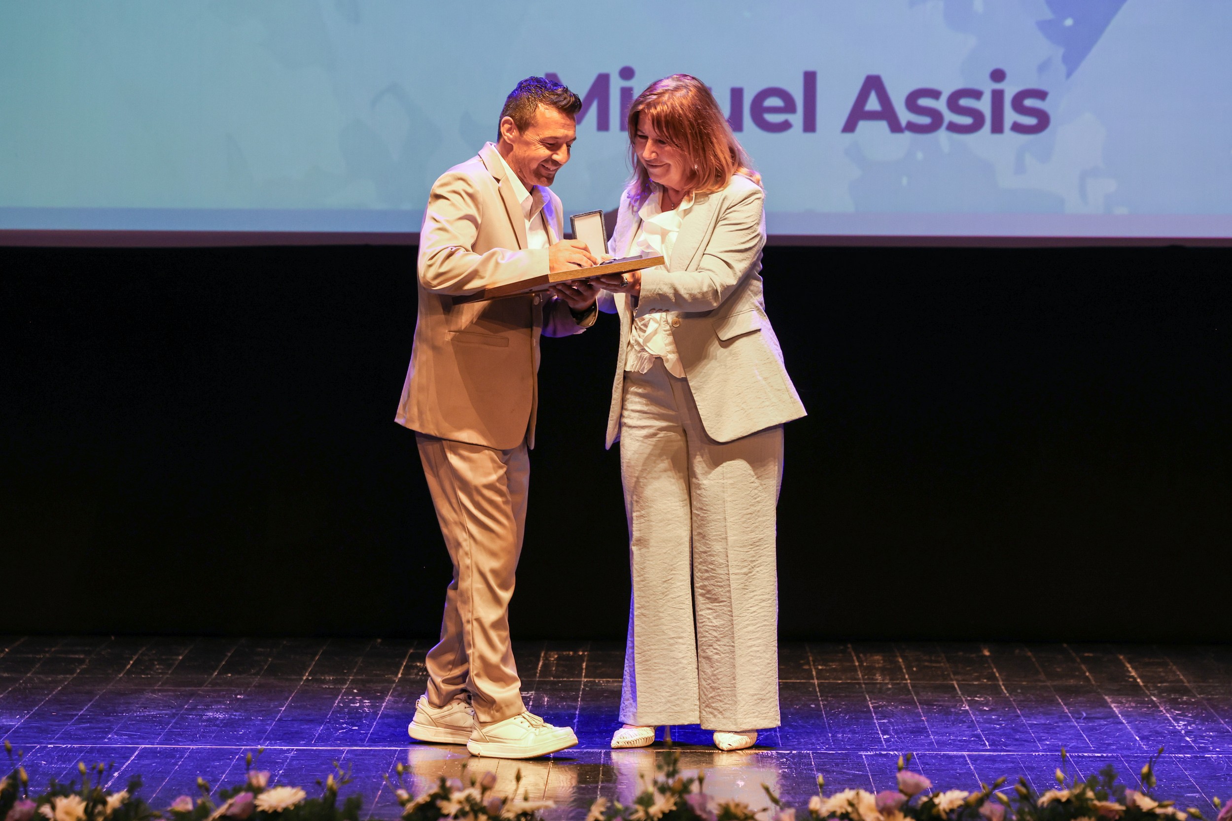 A vice-presidente da Câmara Municipal de Setúbal, Maria do Carmo Tiago, entregou ao ator Miguel Assis a Medalha da Cidade na Classe de Atividades Culturais