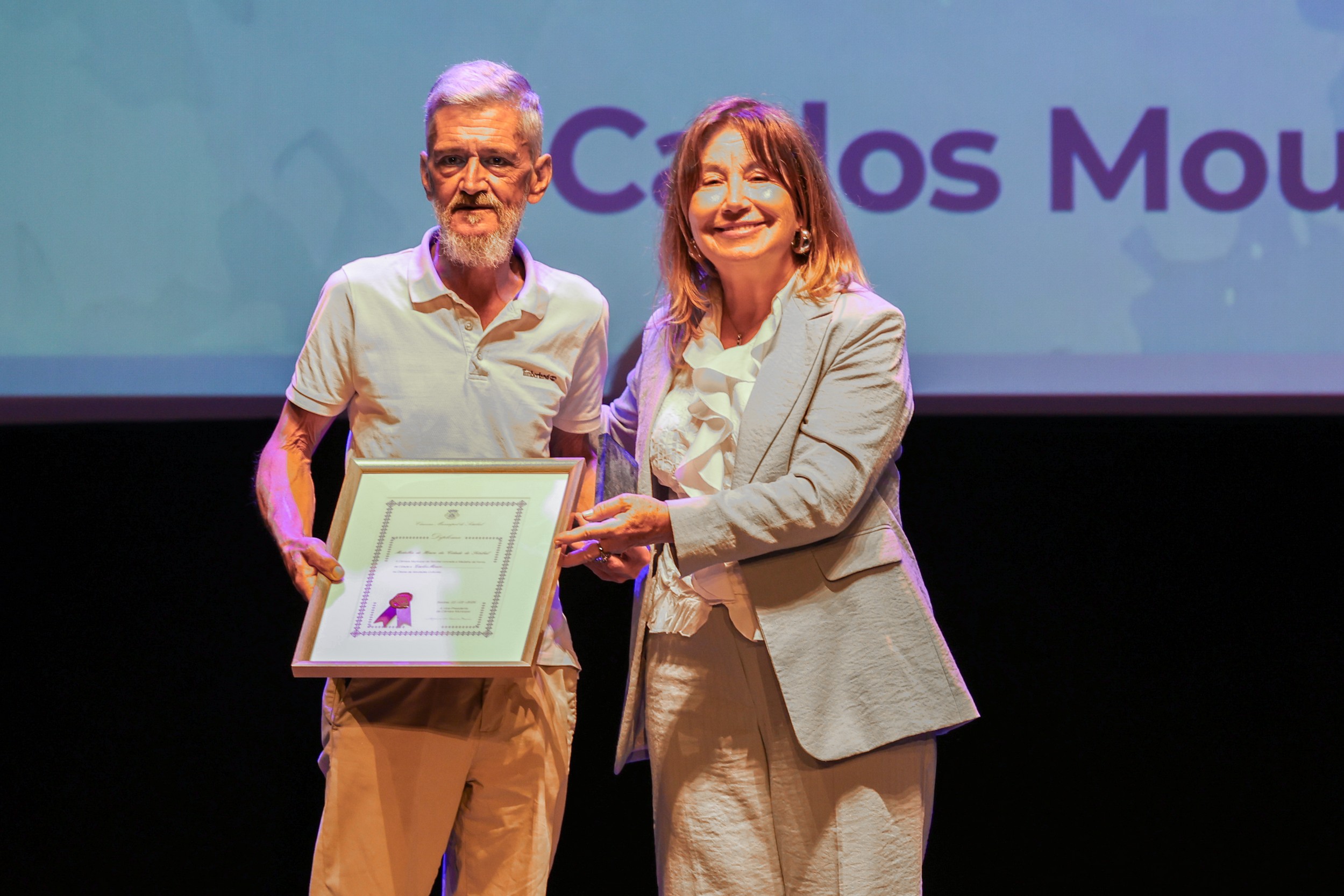 Carlos Mouro foi distinguido com uma Medalha da Cidade na Classe de Atividades Culturais