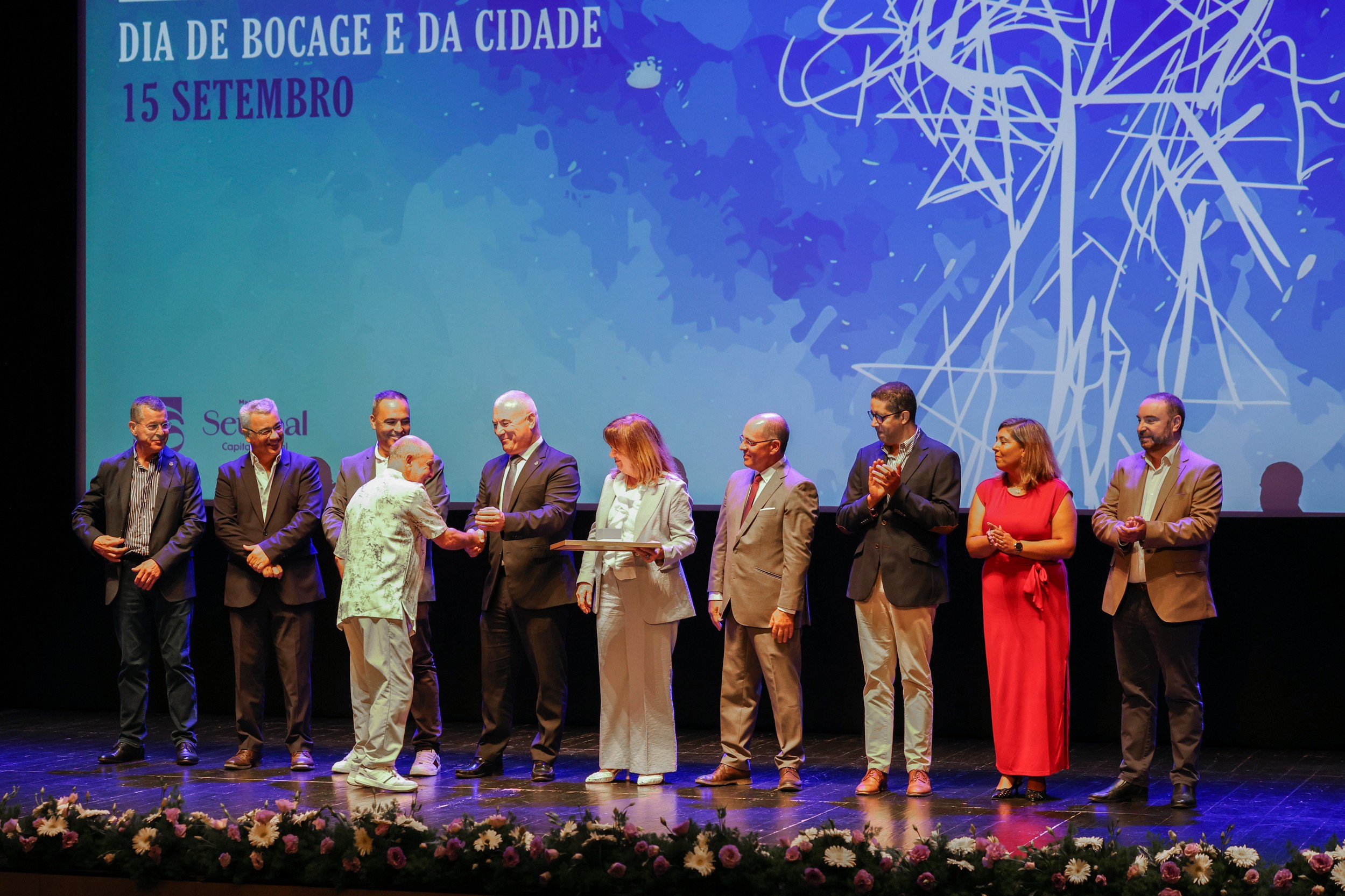 A sessão solene comemorativa do Dia de Bocage e da Cidade homenagaeou trabalhadores municipais aposentados e com quarenta ou mais anos de serviço