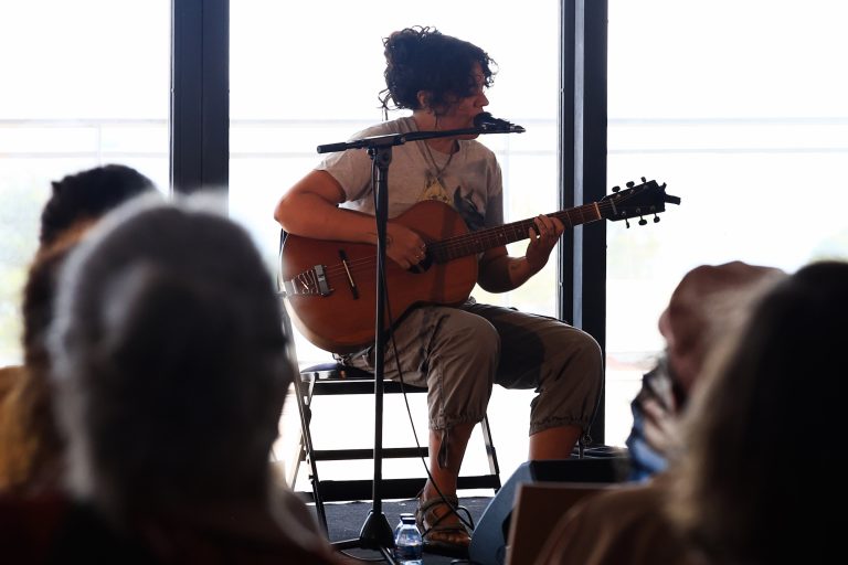 A cantora e compositora Maria Reis atuou no rooftop do Fórum Municipal Luísa Todi