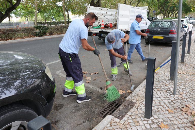 Limpeza de sumidouros - Avenida Luísa Todi