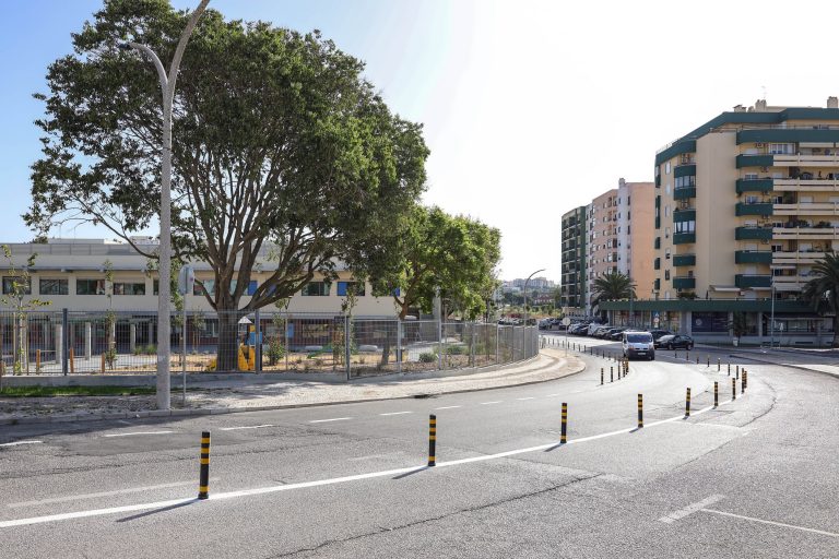 A Câmara Municipal de Setúbal está a executar pinturas rodoviárias e a reorganizar o trânsito junto da nova escola do Centro Escolar Barbosa du Bocage
