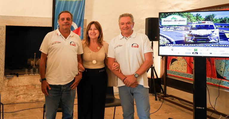 A vice-presidente da Câmara Municipal, Maria do Carmo Tiago, acompanha pelo presidente do Clube de Motorismo de Setúbal, Fernando Matias, e o diretor de prova, Joaquim Capelo