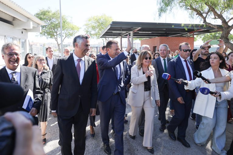 Luís Montenegro inaugurou o Centro Escolar Barbosa du Bocage, na cerimónia nacional de início do ano letivo