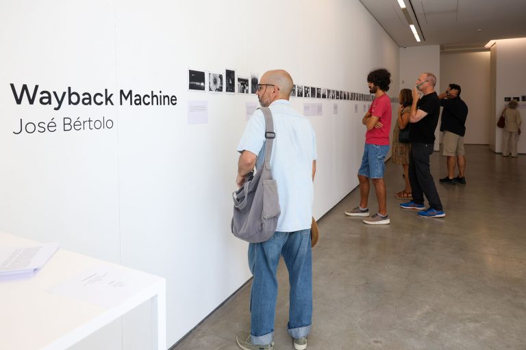 Exposição fotográfica “Wayback Machine”