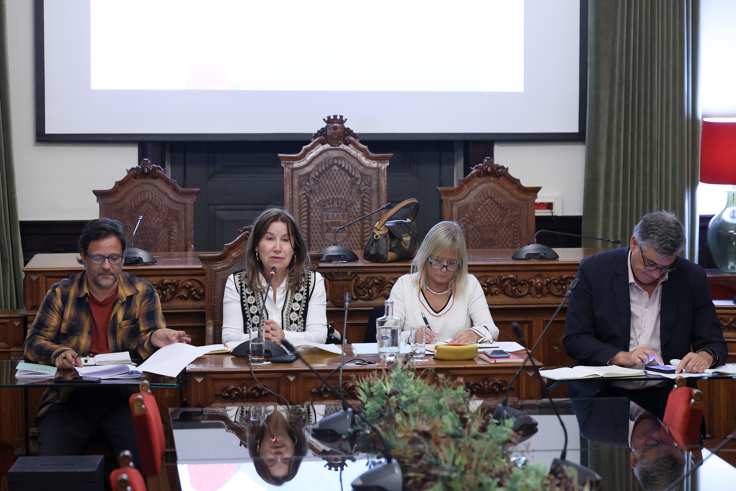 Maria do Carmo Tiago acompanhada de Ivone Campos e de Luís Liberato