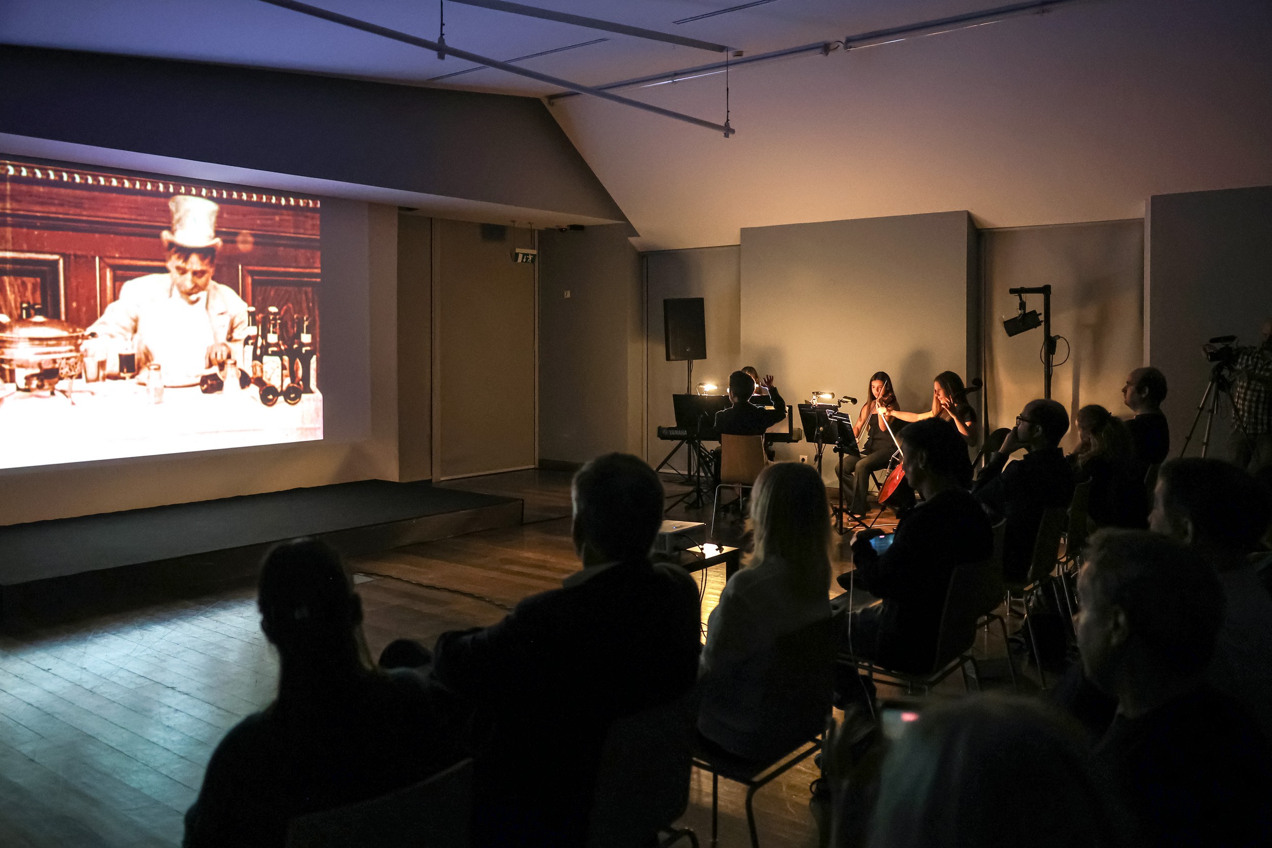 Exibição de filmes acompanhada de música interpretada ao vivo pela Academia de Música e Belas-Artes Luísa Todi