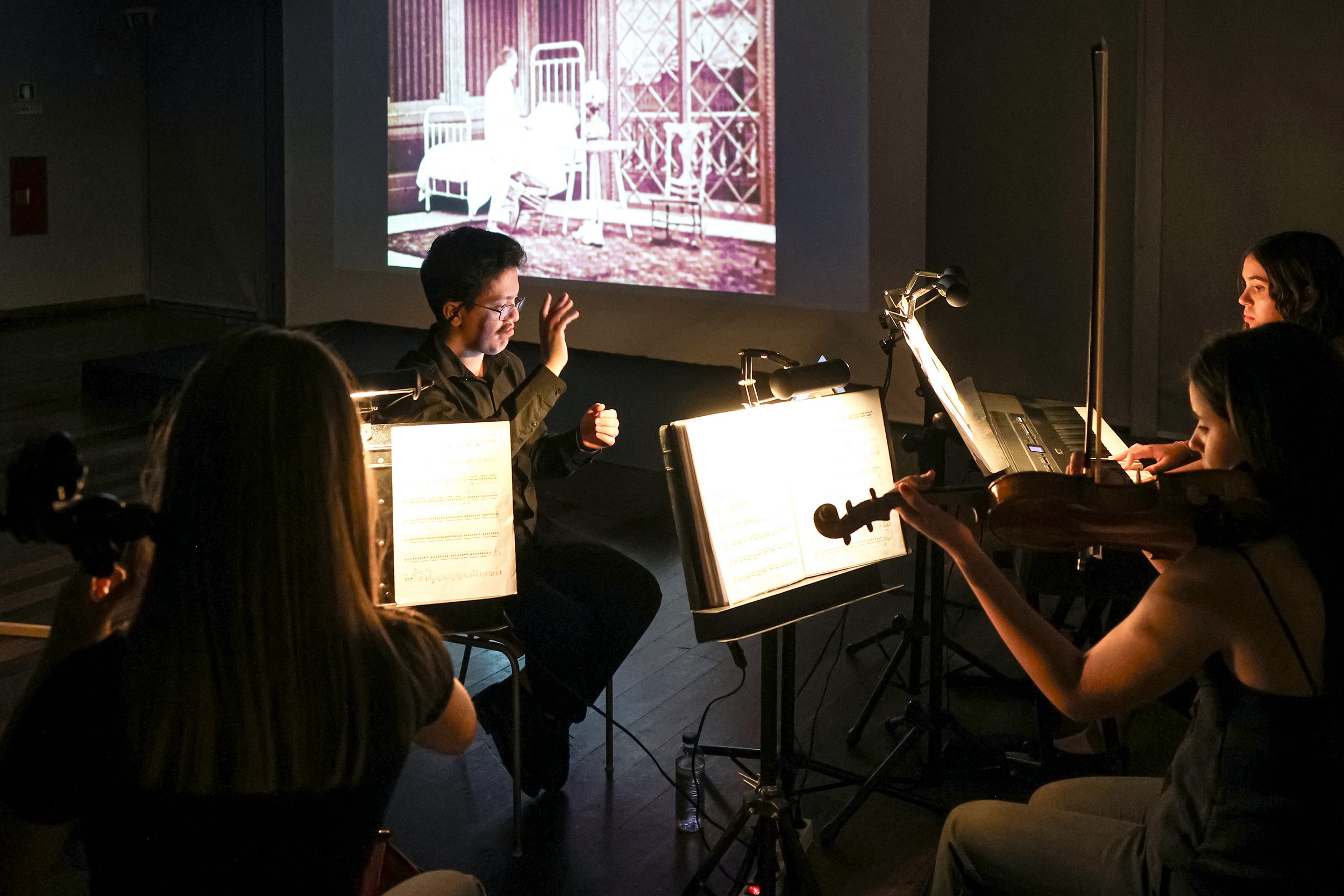 Exibição de filmes acompanhada de música interpretada ao vivo pela Academia de Música e Belas-Artes Luísa Todi