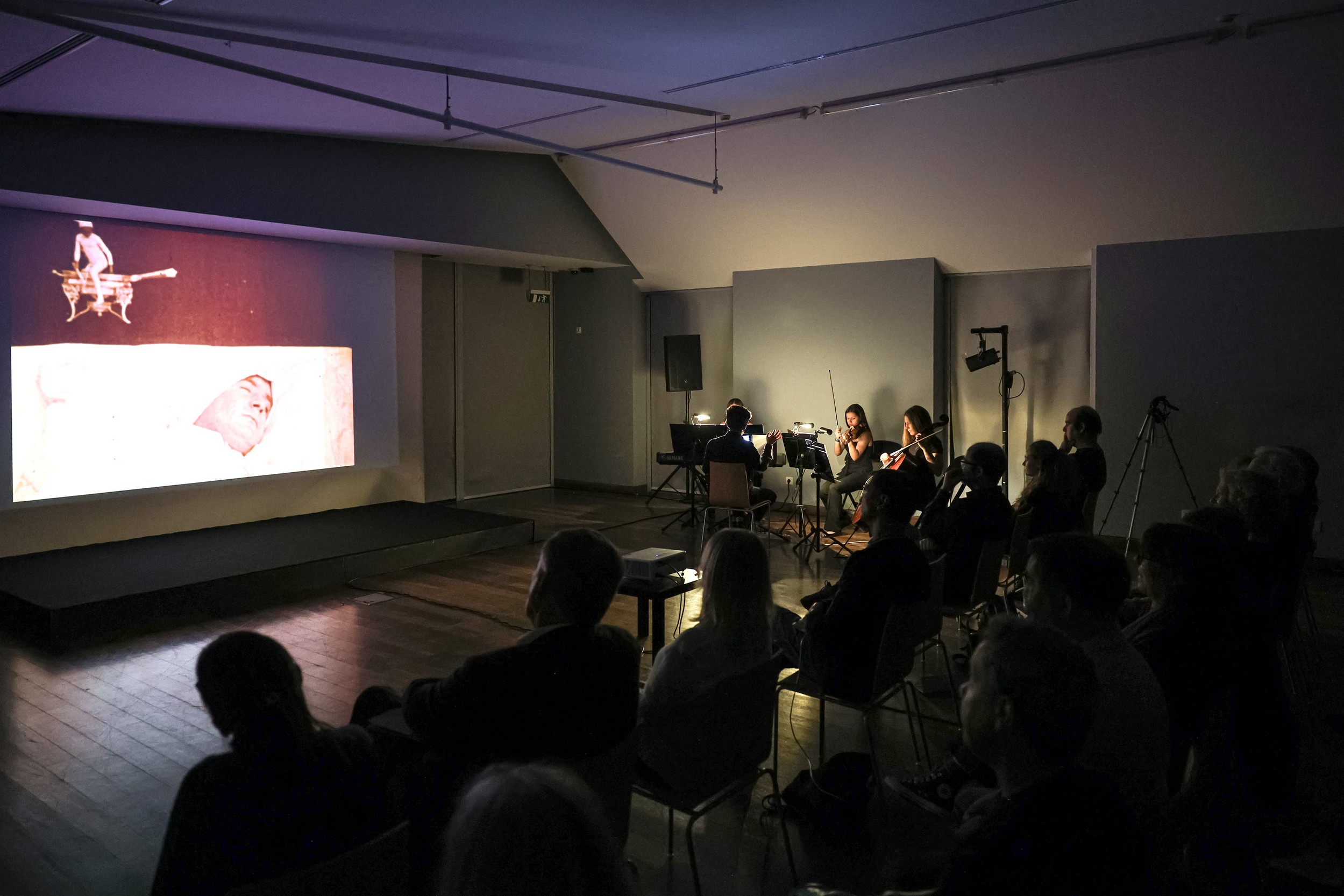 Exibição de filmes acompanhada de música interpretada ao vivo pela Academia de Música e Belas-Artes Luísa Todi