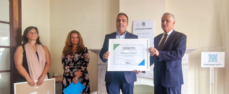 O vereador Bruno Russo, da Câmara Municipal de Setúbal, recebeu um prémio de reconhecimento do trabalho desenvolvido pelo Gabinete de Apoio ao Consumidor do município